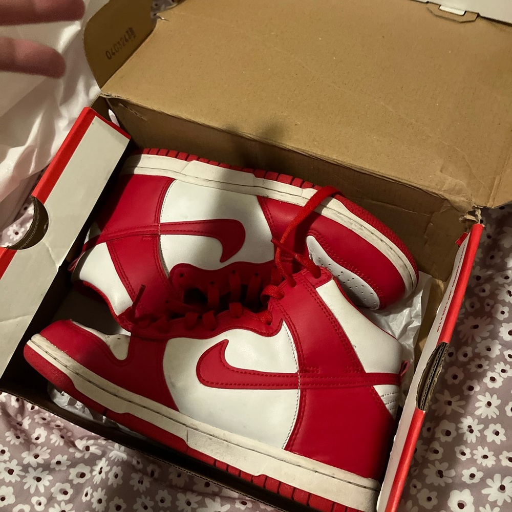 Size 5.Y for a woman’s Nike Dunks High top
Cherry/White
Aka
red pandas high

18$